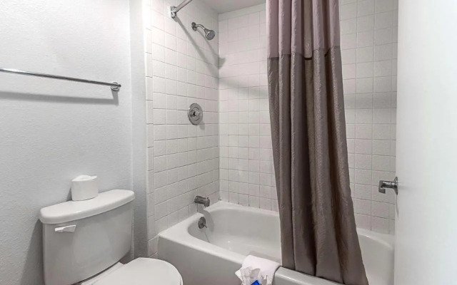 Motel 6 Shaw Ave & Hwy 99