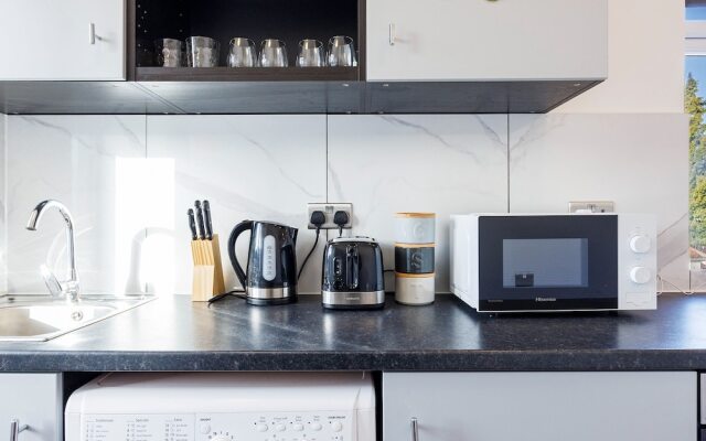 North West London Studio Apartment - Sleeps 3