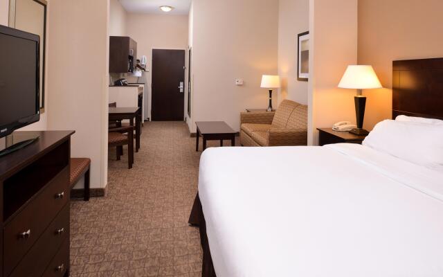 Holiday Inn Express and Suites Fairmont, an IHG Hotel