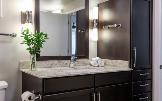 Downtown Dallas CozySuites w/ roof pool, gym #6