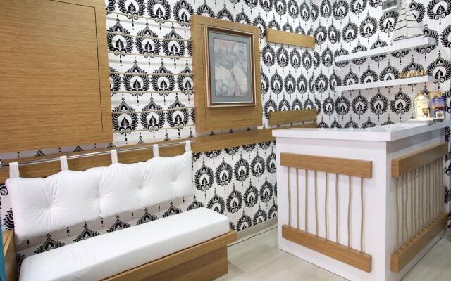 La Pazza Suites Hotel