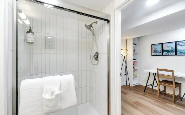Bright 1BR Near UW & Local Parks