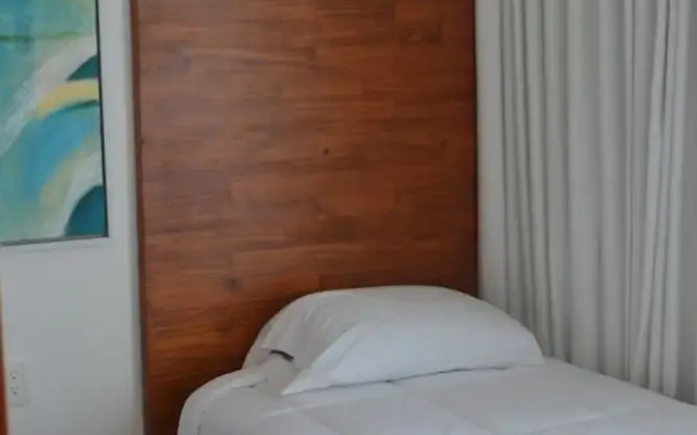 7 Guests 2 BR Private Jacuzzi Shared Pool