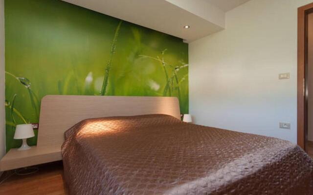 Leona Apartment