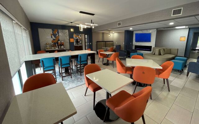 La Quinta Inn & Suites by Wyndham Fayetteville I-95