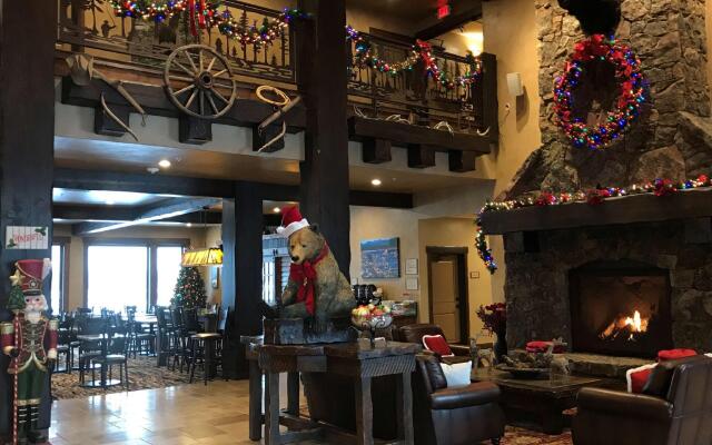 Glacier International Lodge