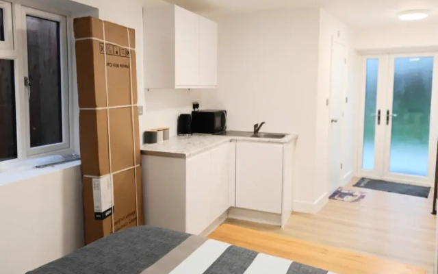 Luxury Ensuite - Sleeps 2-wifi,garden,parking