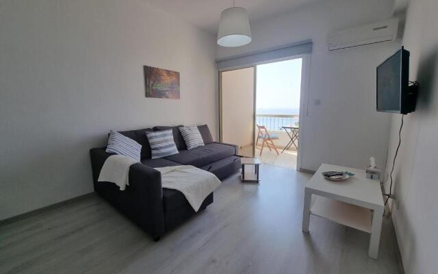 Super Modern Beachfront 1 bedroom - sleeps 4