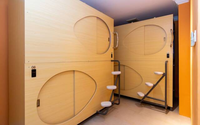 Momostay Capsule Hotel