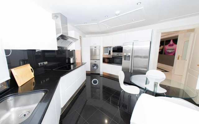 Luxury 3BDRS apt. In Mistral Beach with sea views.