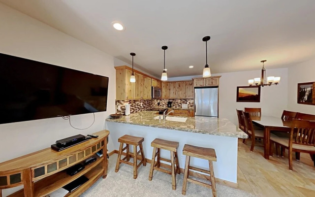 One Bedrooms At Snowbird Condos Slopeside - Free Wifi & Assigned Parking!