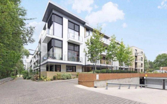 Modern 1 Bedroom Apartment With Balcony in Earlsfield