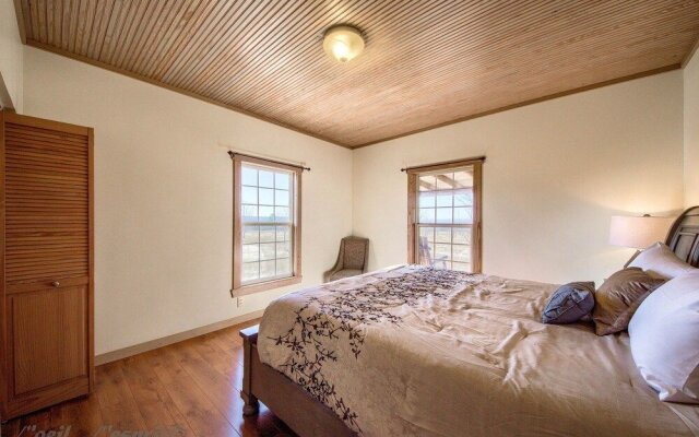 Pecan Farm Haus 2 Bedroom Cottage by Redawning