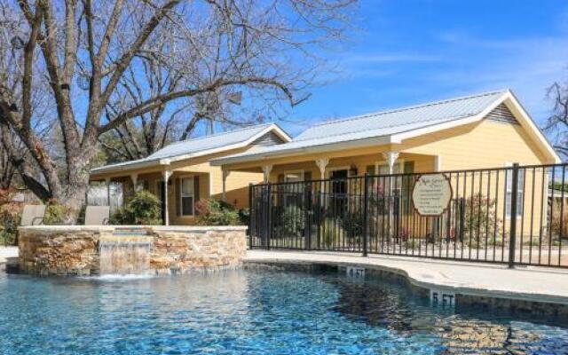 Outdoor Pool and Hot Tub Retreat - Enchanting Luxurious Haven