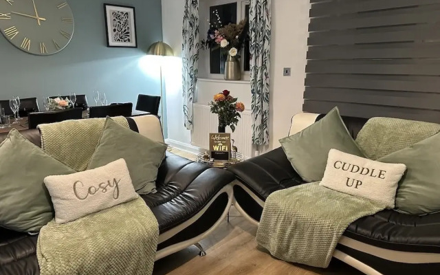 Bramblemead 5 bed House in Manchester Leigh