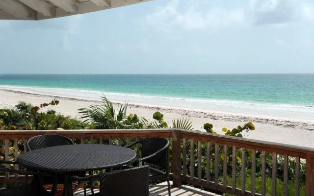 Oceanfront Elegance: Lovely Home With Views