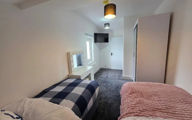 5 Beds, 7 Guests, Private Garden, Free Parking