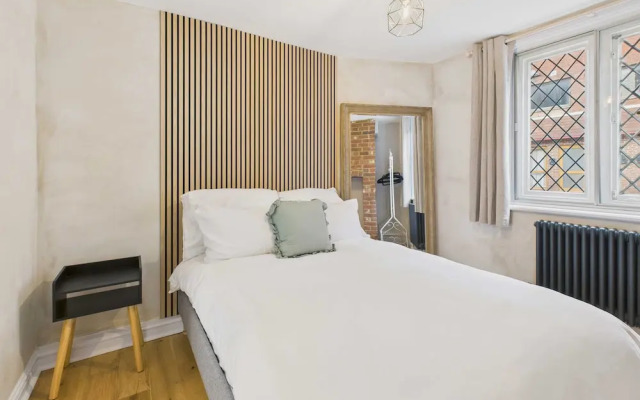 Host Stay Dame Alice Street