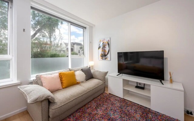 Lovely Studio With Free Parking in East Melbourne!