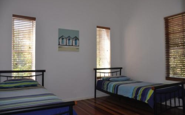 24 Esprit Drive Beach Home With Open Plan Living And Walking Distance To Beach – Guest Rooms – Rainbow Beach