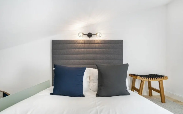 Urban Escape: 1-Br W/Mezzanine Near Campo Ourique