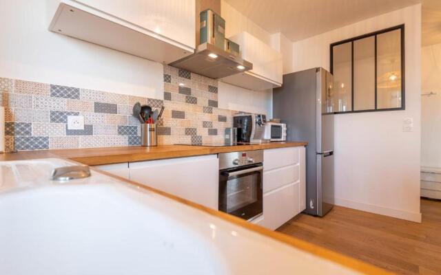 Spacious T3 apartment with a balcony near the old town