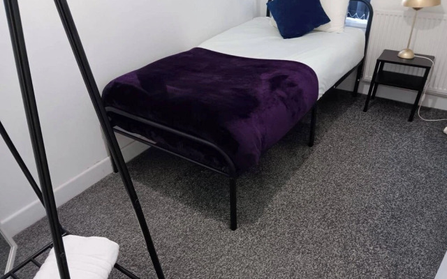4 Bed-sleeps 9-private Garden-free Parking