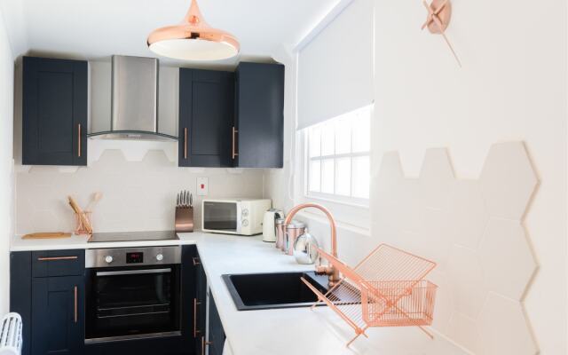 The Historic Gem - Sleek & Central 3BDR Maisonette