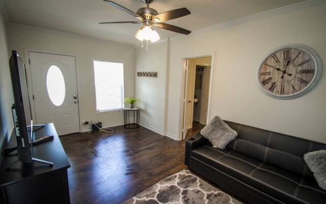 Cozy Remodeled 2BR/2BA Near Downtown Sleeps 8