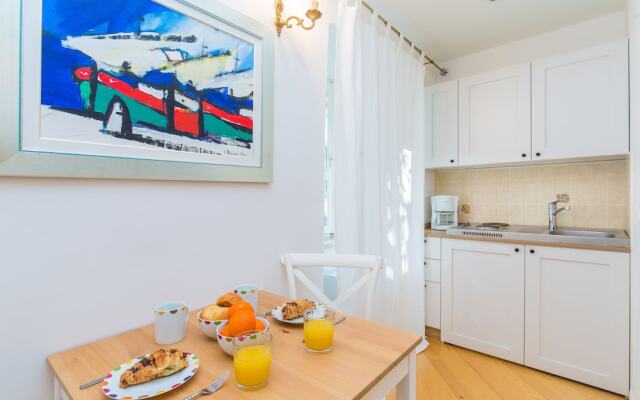 Steps Old Town Apartments by Irundo