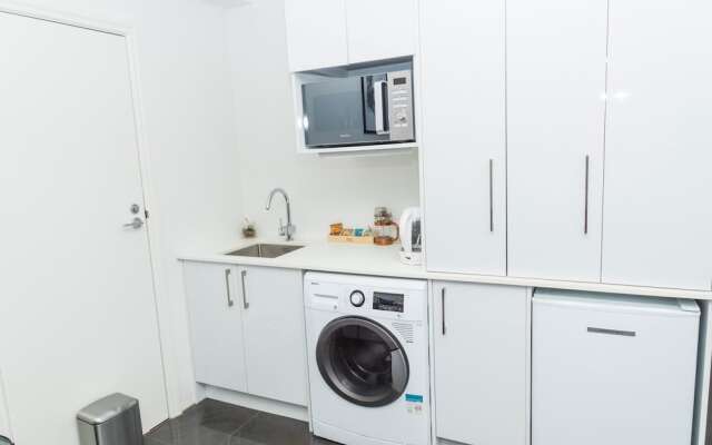 King Bed in Auckland CBD with Pool & Gym