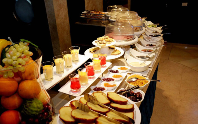 Queen's Suite Hotel
