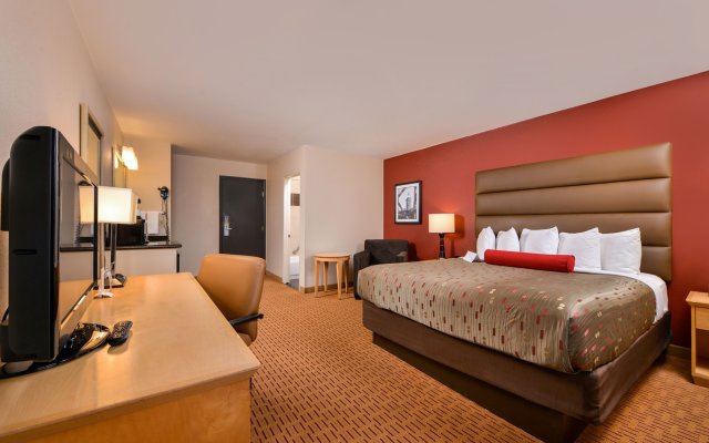 Clackamas Inn & Suites