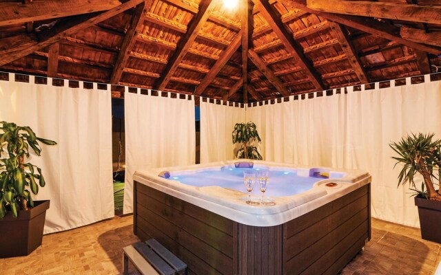 Amazing Home in Sukosan with Hot Tub, WiFi & 2 Bedrooms