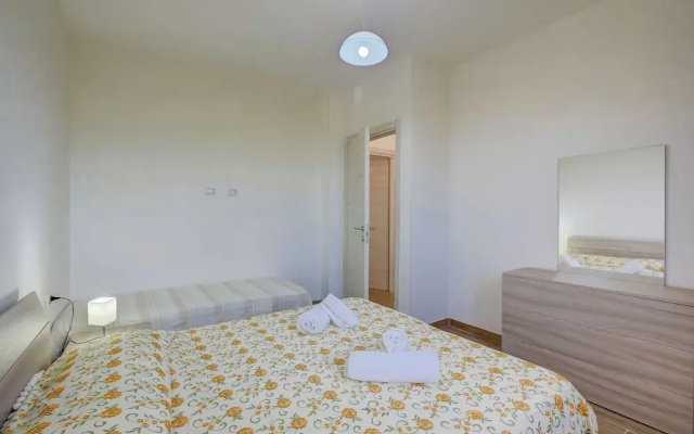 Le Bianche Apt 2 with Garden near The Sea