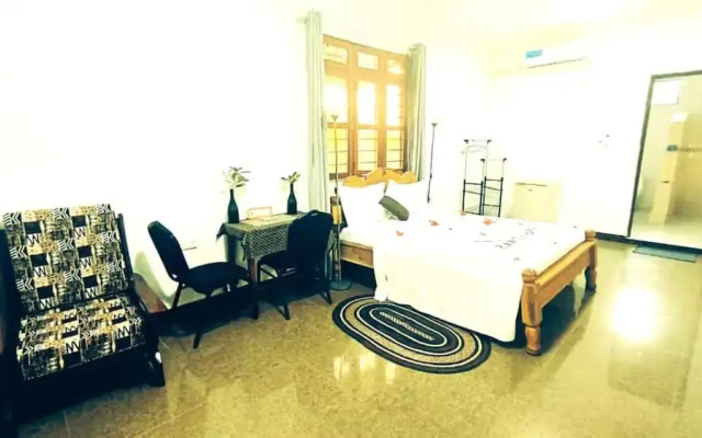 zanzllywood hotel and apartments