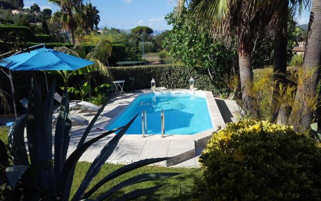 Appartement T2 neuf dans villa avec piscine