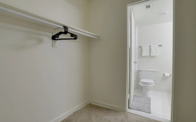 Convenient Apt Near Airport