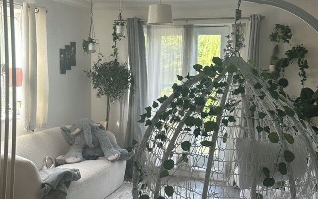 Charming Mi Casa Es Tu Casa 2-bed in Dagenham