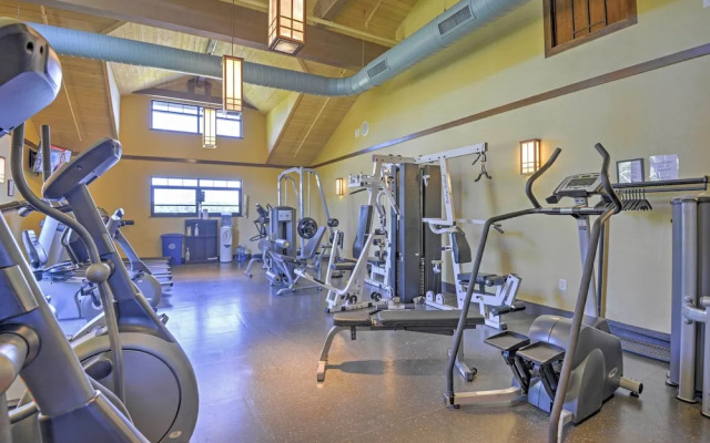 Arrowhead Lake Amenities: Quaint Home w/ Fireplace