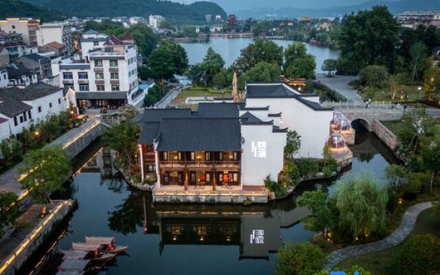 Zhenhu Homestay (Jiandemeicheng Ancient Town)