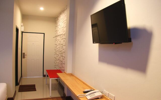 The Zell Budget Hotel Buriam