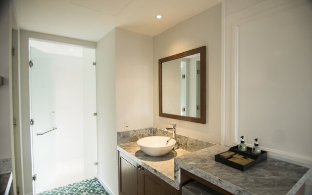 Vinh Hung Old Town Hotel