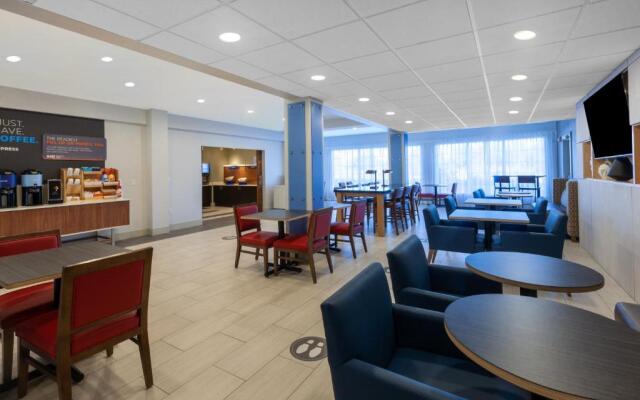 Holiday Inn Express Hotel & Suites Woodhaven by IHG