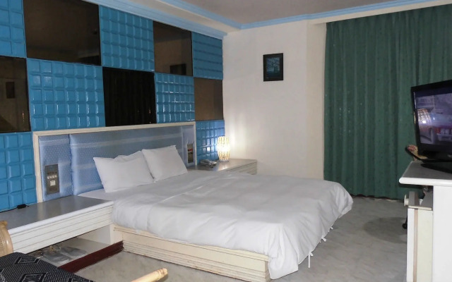 Modern Plaza Hotel
