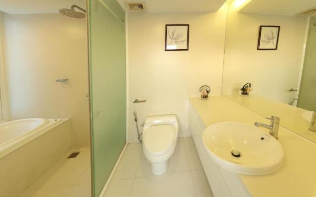 McGallery Art - Lucky Residence Suite's & Apartments