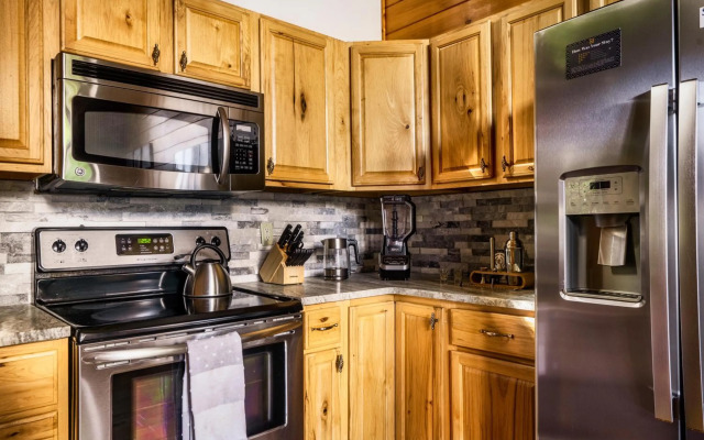 3-MasterSuites-GorgeousViews-GameRm-HotTub-Gburg7min-Ober5min-Bears!