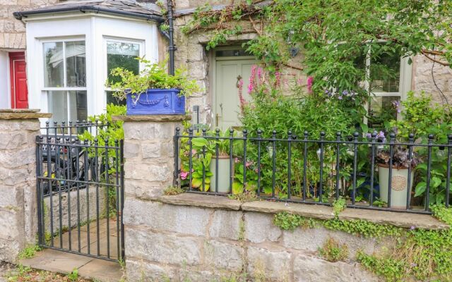 10 Castle Crescent