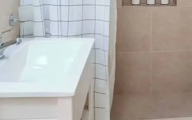 Peaceful, Pet-friendly Central Apt