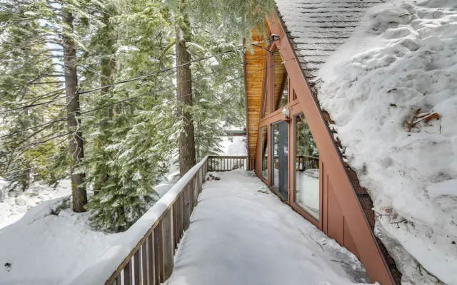 Rustic Truckee Cabin w/ Donner Lake Views!